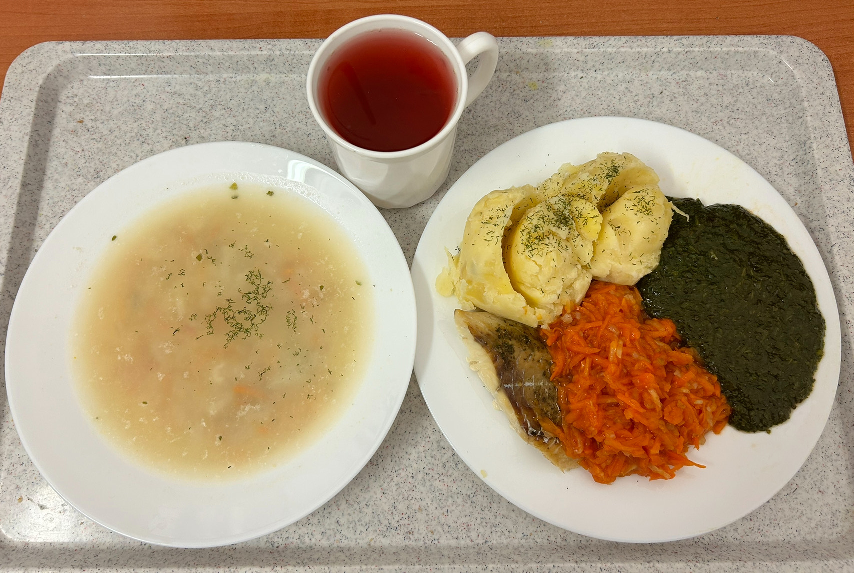 Na zdjęciu znajduje się: Kalafiorowa z ryżem, Ziemniaki, Ryba pieczona, Warzywa po grecku, Kompot owocowy, Szpinak gotowany z olejem